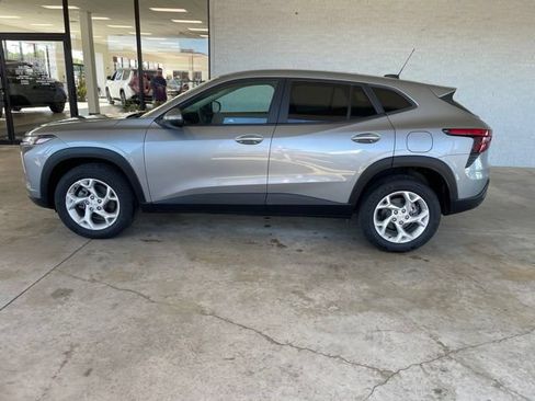 Used 2024 Chevrolet Trax LS w/ LS Convenience Package FWD image 3