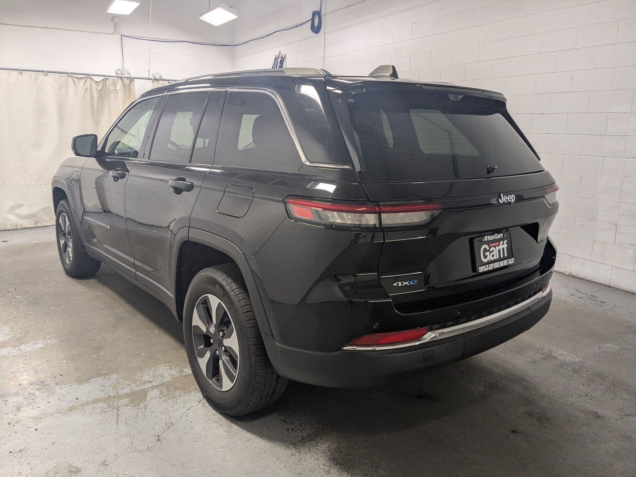 Used 2022 Jeep Grand Cherokee Limited 4xe w/ Luxury Tech Group II AWD/4WD image 8