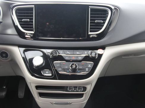 Used 2024 Chrysler Pacifica Touring-L FWD image 23