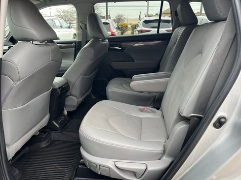 Certified 2022 Toyota Highlander Platinum image 29