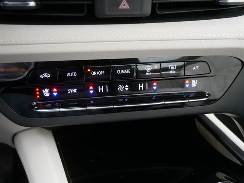 Used 2022 Buick Envision Avenir w/ Technology Package II image 35