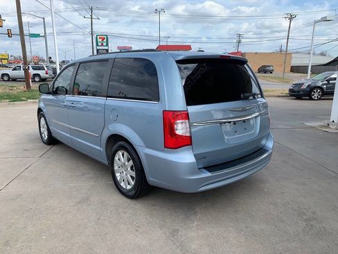 Used 2013 Chrysler Town & Country Touring image 6