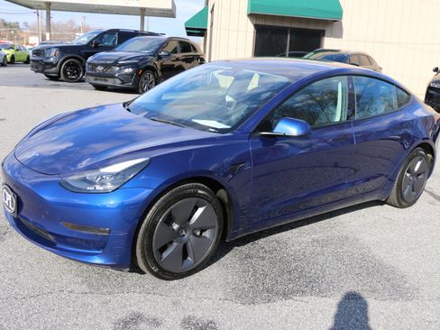 Used 2022 Tesla Model 3 Standard Range image 1