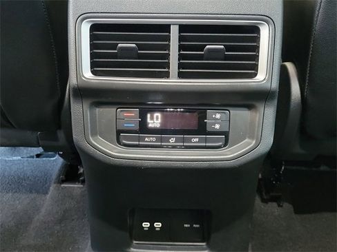 Used 2024 Volkswagen Atlas SE image 17