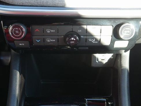 Used 2024 Jeep Compass Latitude w/ Sun and Sound Group AWD/4WD image 21