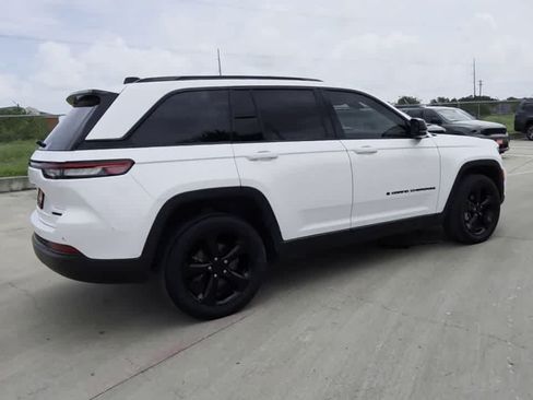 Used 2023 Jeep Grand Cherokee Limited w/ Black Appearance Package AWD/4WD image 8
