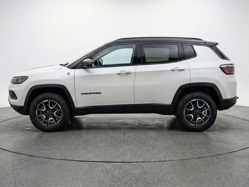 Used 2025 Jeep Compass Trailhawk AWD/4WD image 5