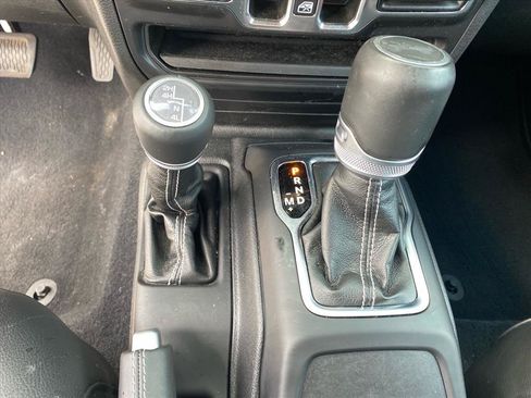 Used 2023 Jeep Wrangler Unlimited Sahara w/ LED Lighting Group AWD/4WD image 12