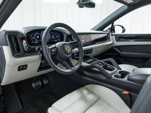 Used 2025 Porsche Cayenne S image 4
