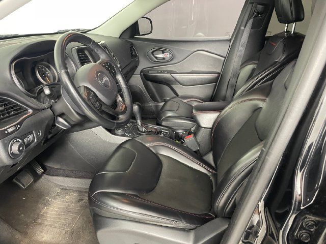 Used 2019 Jeep Cherokee Trailhawk w/ Comfort/Convenience Group AWD/4WD image 2