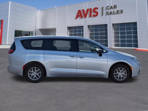 Used 2024 Chrysler Pacifica Touring-L FWD image 5