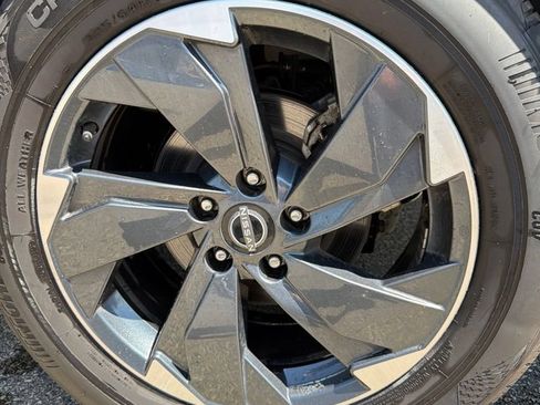 Used 2025 Nissan Rogue SV AWD/4WD image 12