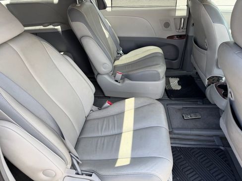 Used 2014 Toyota Sienna Limited w/ Limited Premium Package FWD image 16