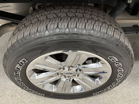 Used 2019 Ford F150 Lariat w/ Equipment Group 502A Luxury AWD/4WD image 17