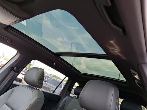 Used 2024 Volkswagen Tiguan SE R-Line image 32