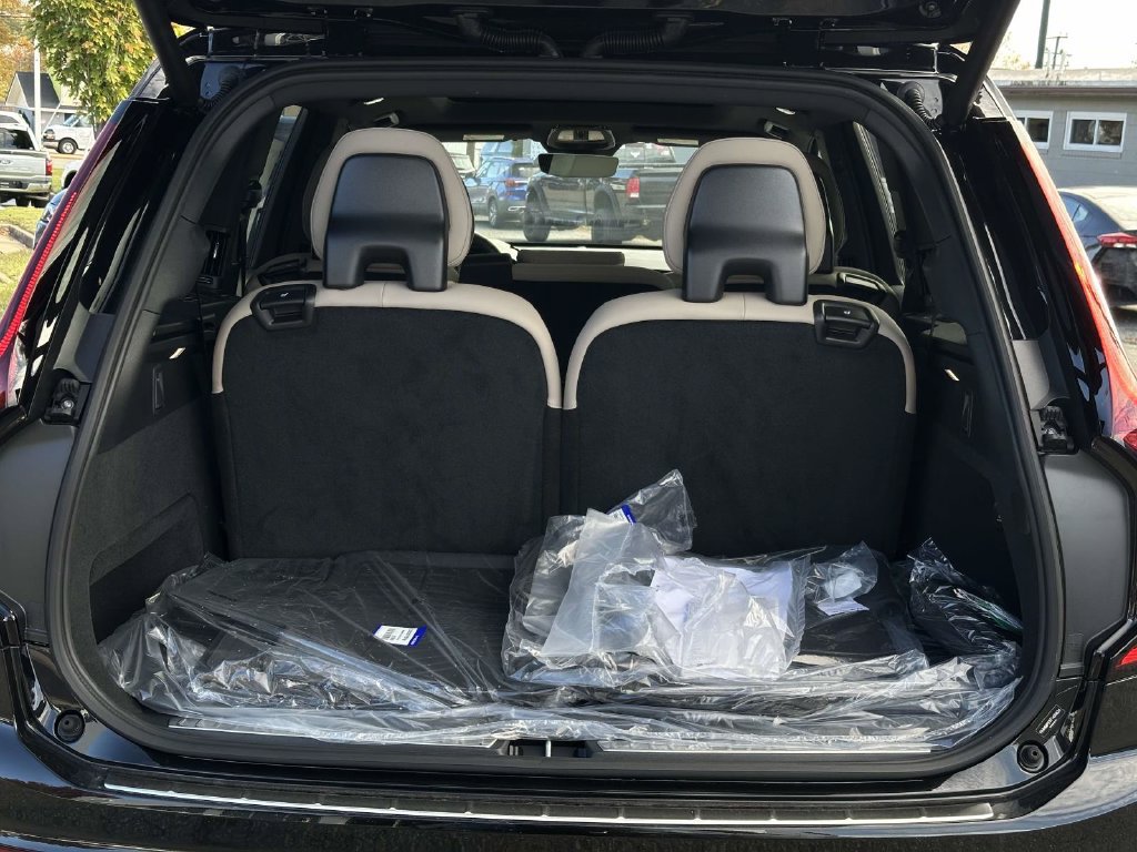 New 2026 Volvo XC90 T8 Plus w/ Protection Package Premier AWD/4WD image 13
