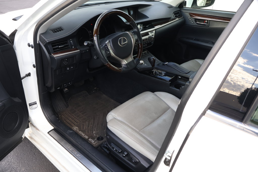 Used 2014 Lexus ES 350 w/ Ultra Luxury Package FWD image 7