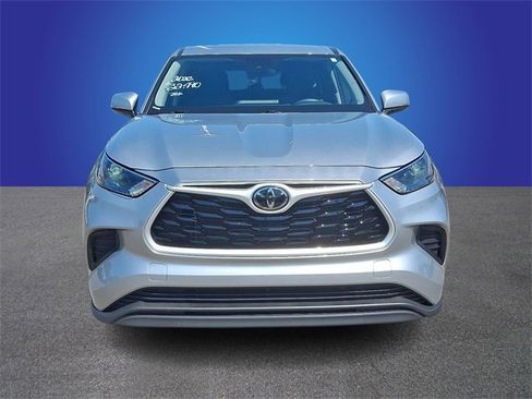 Used 2023 Toyota Highlander L image 2