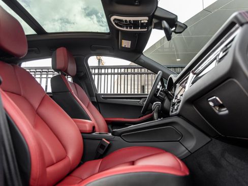 Certified 2025 Porsche Macan AWD/4WD image 39