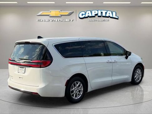 Used 2024 Chrysler Pacifica Touring-L FWD image 5