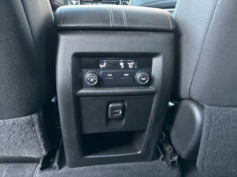 Used 2021 Chevrolet Traverse LT image 25