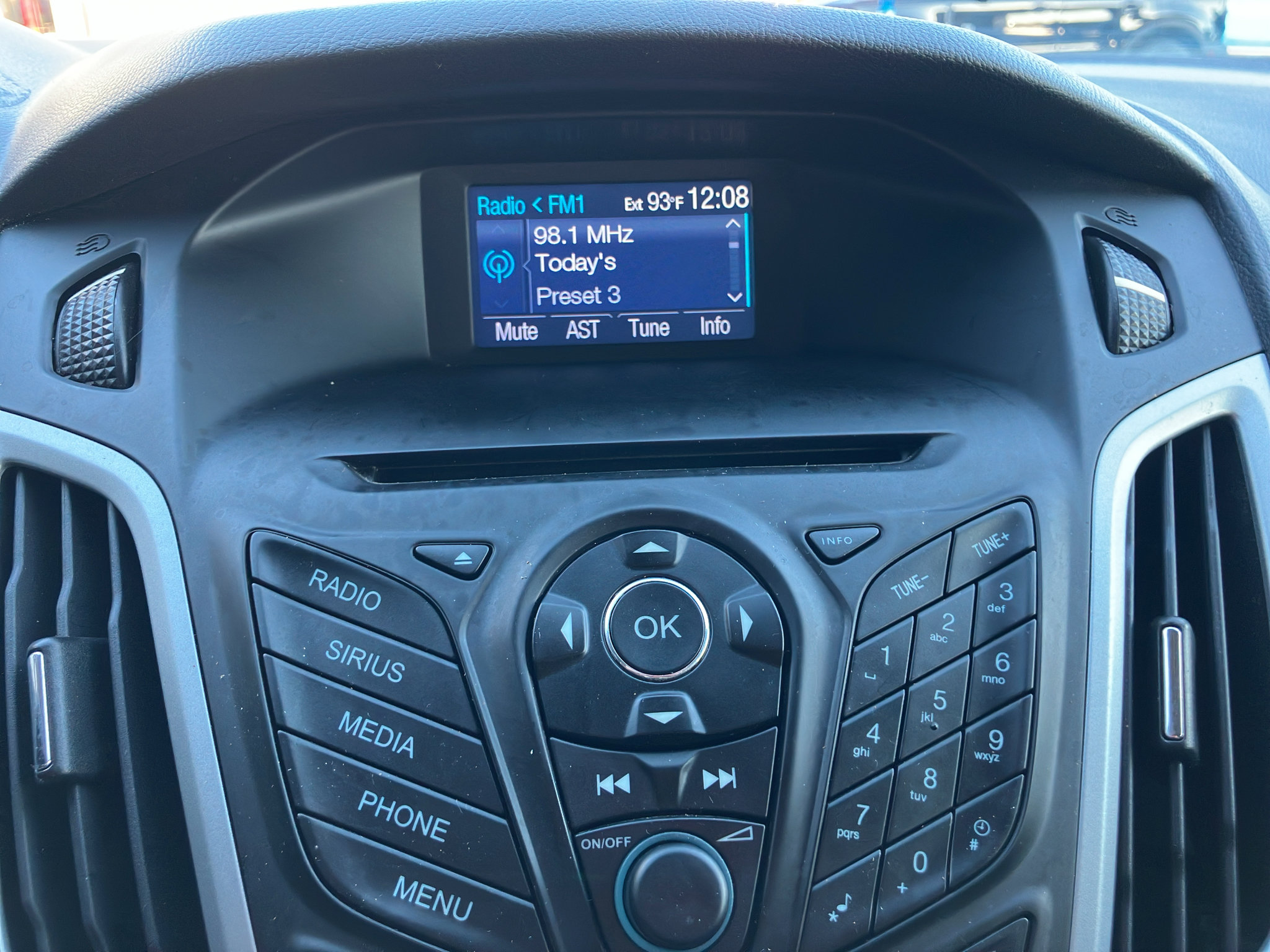 Used 2014 Ford Focus SE w/ Equipment Group 201A FWD image 12