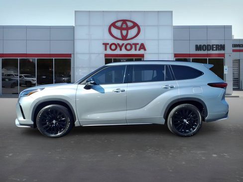 Used 2023 Toyota Highlander XSE FWD image 2