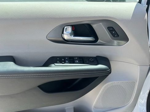 Used 2024 Chrysler Pacifica Touring-L FWD image 3