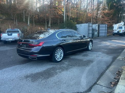 Used 2022 BMW 740i xDrive w/ Premium Package image 3