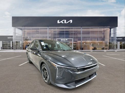 Used 2025 Kia K4 EX image 2