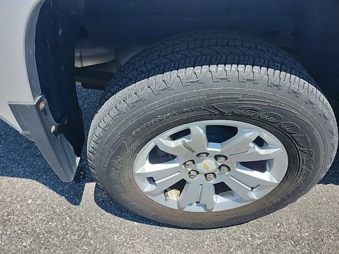 Used 2015 Chevrolet Colorado LT w/ Luxury Package RWD image 19