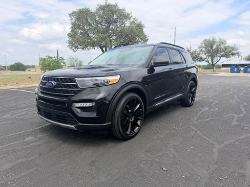 Used 2021 Ford Explorer XLT w/ Equipment Group 202A RWD image 3