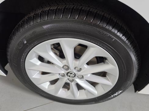 Used 2021 Toyota Corolla LE w/ LE Convenience Package FWD image 11