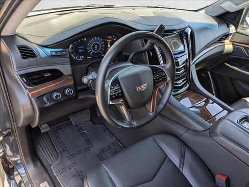 Used 2019 Cadillac Escalade Luxury AWD/4WD image 10