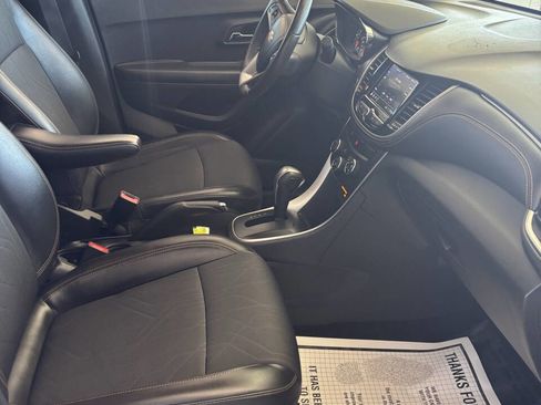 Used 2022 Chevrolet Trax LT w/ LT Convenience Package image 17