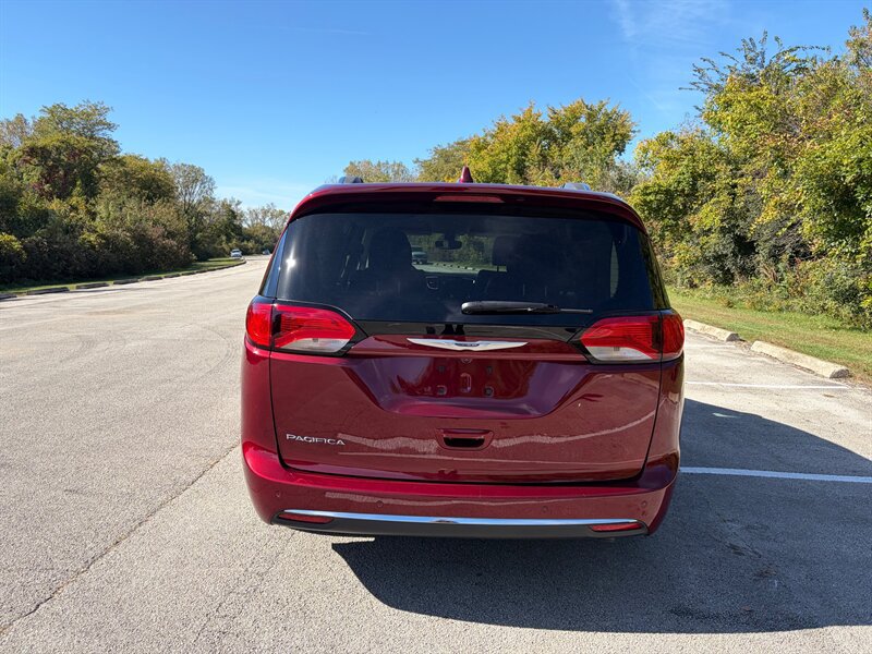 Used 2020 Chrysler Pacifica Touring-L FWD image 4