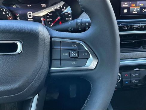 Used 2025 Jeep Compass Latitude image 21