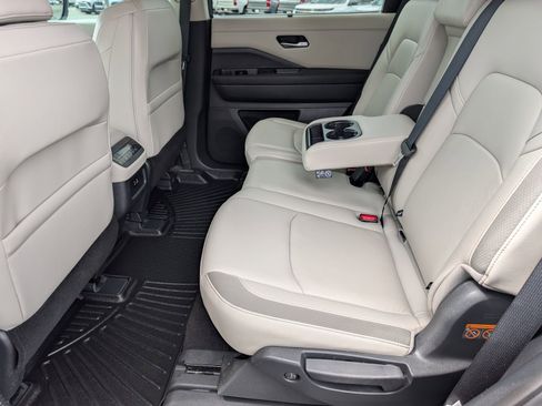 Used 2025 Nissan Pathfinder SL AWD/4WD image 20