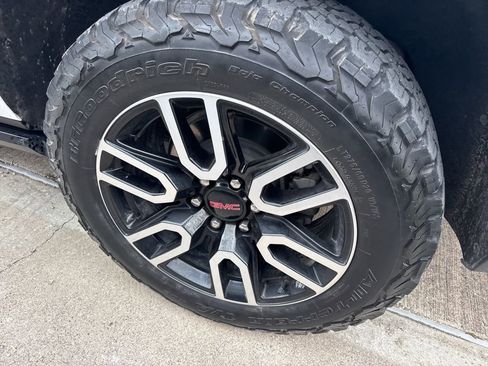 Used 2023 GMC Yukon XL AT4 w/ AT4 Premium Package image 4