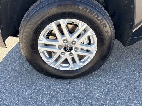 Used 2025 Toyota Tundra SR5 w/ SR5 Convenience Package AWD/4WD image 15