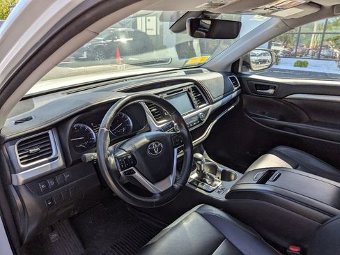 Used 2018 Toyota Highlander XLE AWD/4WD image 13