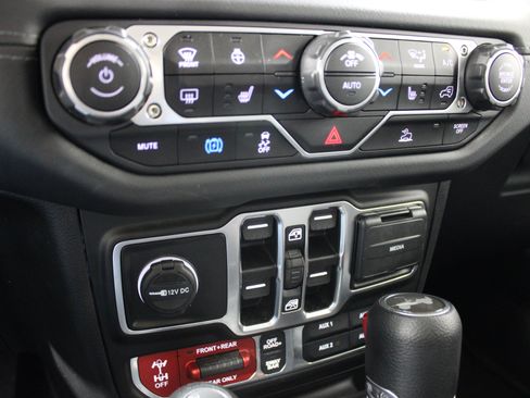 Used 2025 Jeep Wrangler Unlimited Rubicon 4xe w/ Convenience Group AWD/4WD image 16