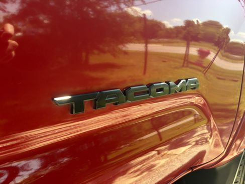 Used 2019 Toyota Tacoma SR5 AWD/4WD image 36