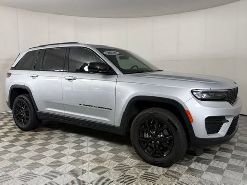 Used 2025 Jeep Grand Cherokee Altitude RWD image 10