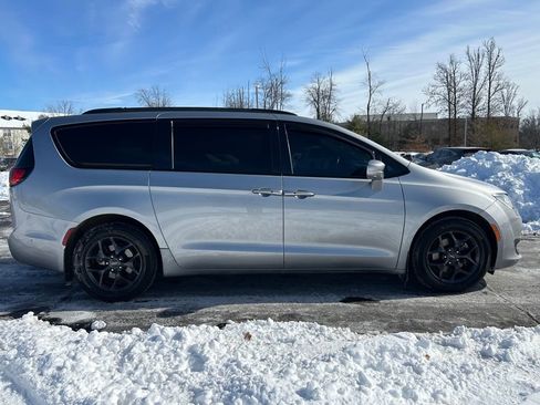 Used 2020 Chrysler Pacifica Touring-L Plus image 8