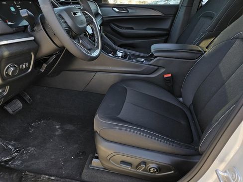 New 2026 Jeep Grand Cherokee L Laredo image 17