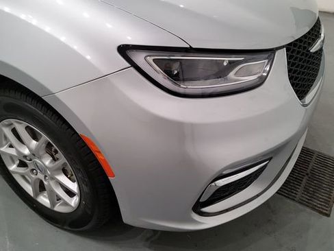 Used 2024 Chrysler Pacifica Touring-L FWD image 7