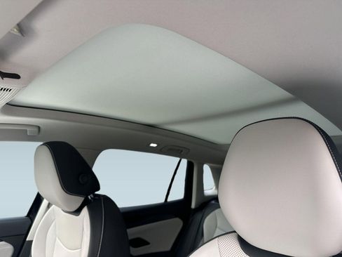 Certified 2025 Volkswagen Tiguan SE image 13