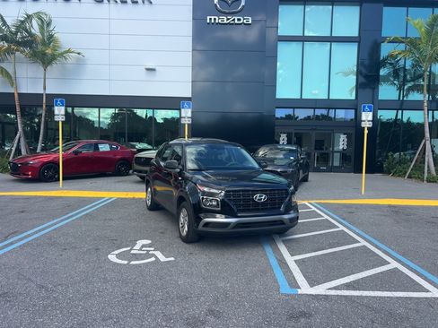 Used 2023 Hyundai Venue SE image 3