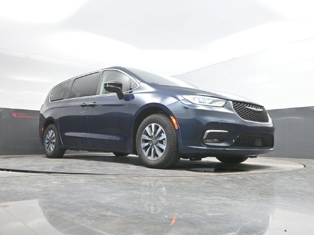 Used 2024 Chrysler Pacifica Limited FWD image 47